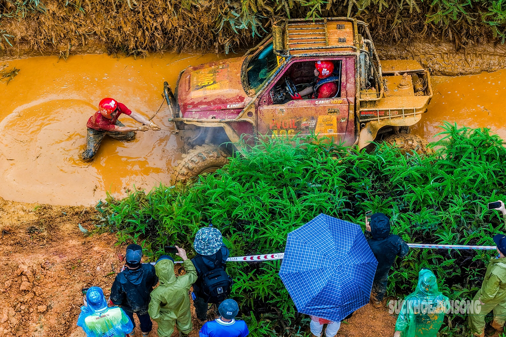 Đội mưa xem ô tô địa hình 'cày đường, xé bùn' ở Đồng Mô- Ảnh 8.
