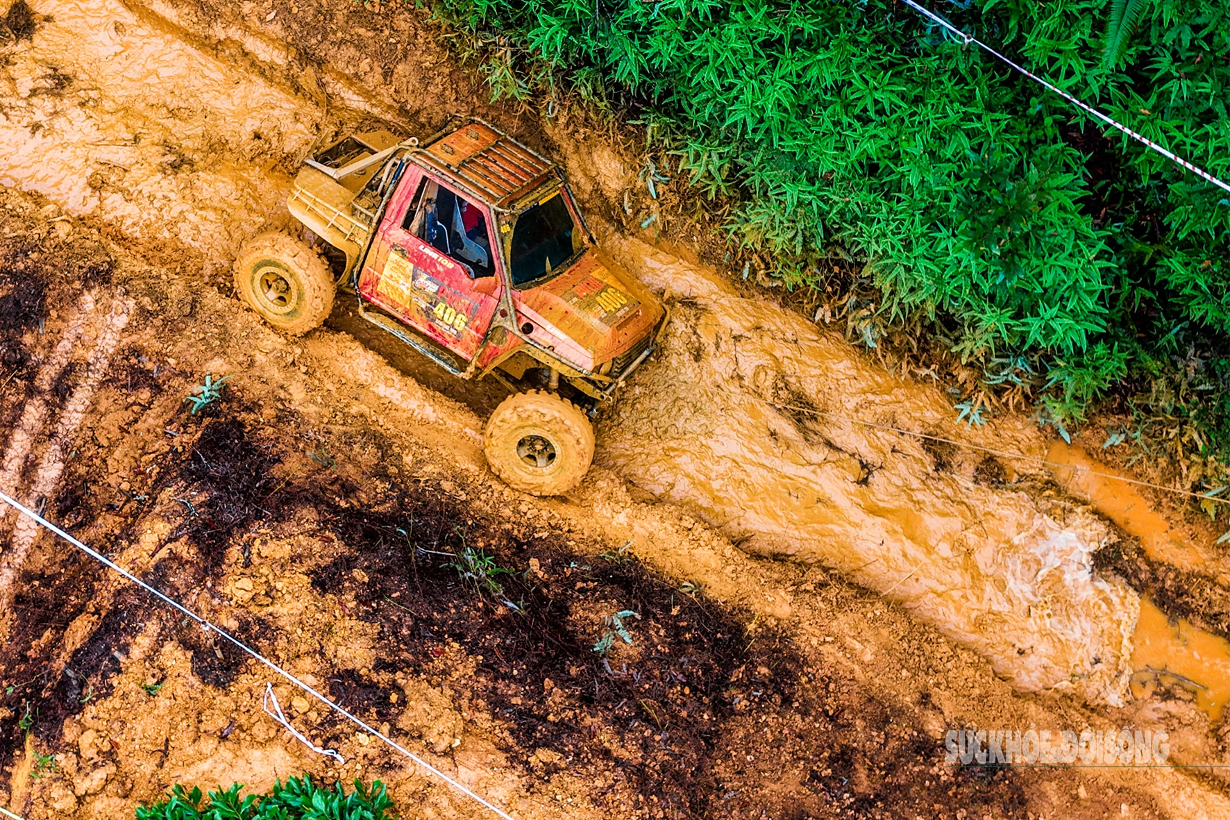 Đội mưa xem ô tô địa hình 'cày đường, xé bùn' ở Đồng Mô- Ảnh 11.
