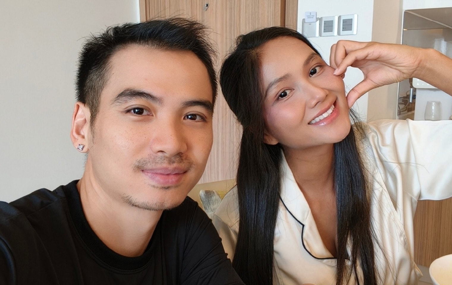 Người đẹp mong khán giả có thể cảm thông với chồng mình vì anh “không phải người nổi tiếng, chưa quen với những áp lực dư luận”.