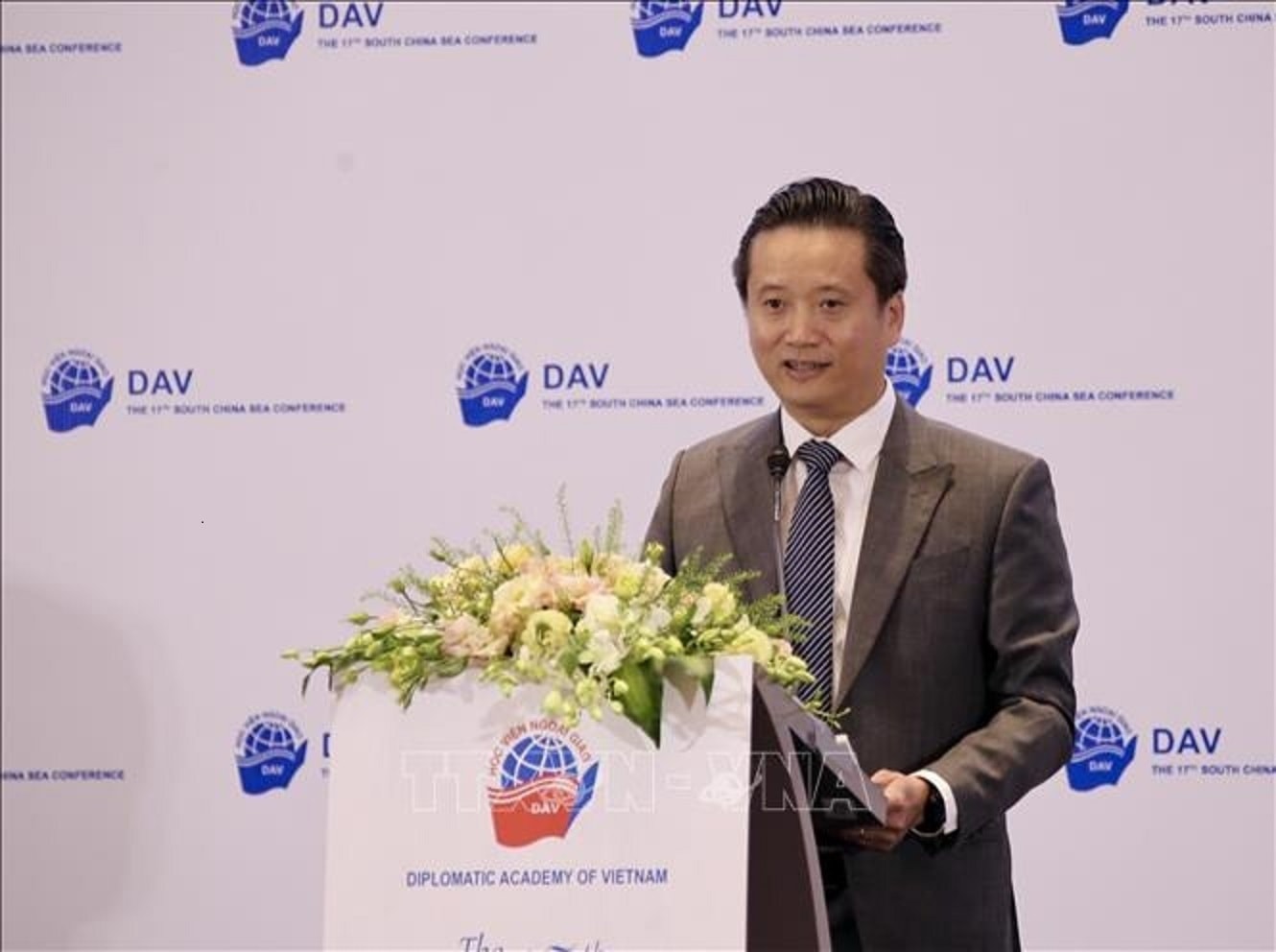 Tiến sĩ Nguyễn Hùng Sơn, Giám đốc Học viện Ngoại giao, phát biểu khai mạc Hội thảo. (Ảnh: TTXVN)