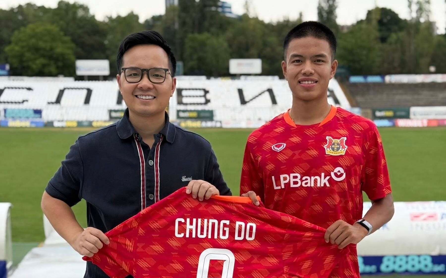 Biên tập viên Phạm Quang Việt (trái) làm Giám đốc Điều hành CLB Ninh Bình.