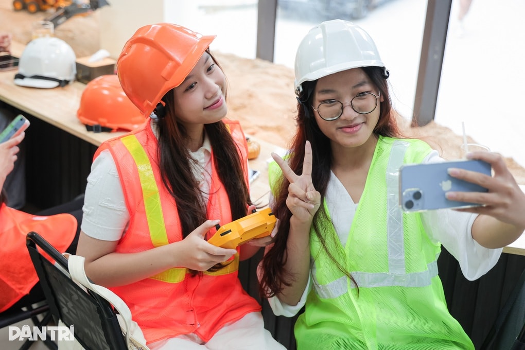 Hà Nội: Quán cà phê công trường, khách đến lái máy xúc, xe ben - 4 Hà Nội: Quán cà phê công trường, khách đến lái máy xúc, xe ben - 4