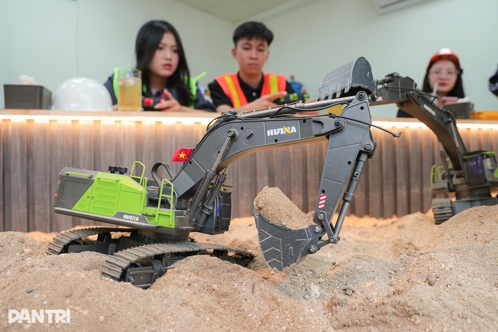 Hà Nội: Quán cà phê công trường, khách đến lái máy xúc, xe ben - 3 Hà Nội: Quán cà phê công trường, khách đến lái máy xúc, xe ben - 3