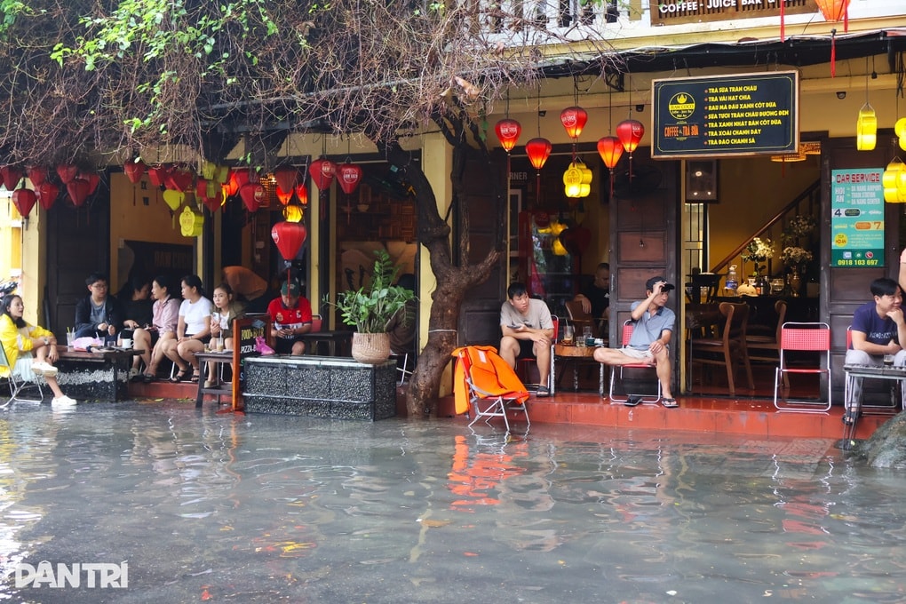 Nước lũ dâng cao ở Hội An, người dân mệt mỏi, du khách lội nước chụp ảnh - 3