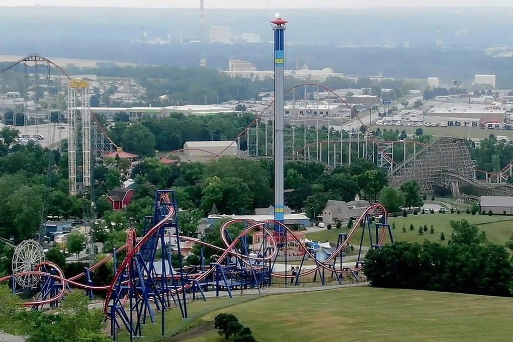 Cặp đôi liều mình giữ chặt bé gái suýt văng khỏi tàu lượn siêu tốc cao 60m - 2 Cặp đôi liều mình giữ chặt bé gái suýt văng khỏi tàu lượn siêu tốc cao 60m - 2