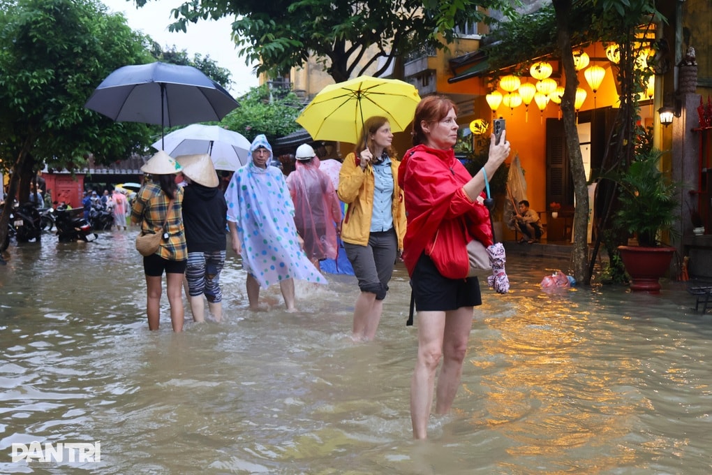 Nước lũ dâng cao ở Hội An, người dân mệt mỏi, du khách lội nước chụp ảnh - 1