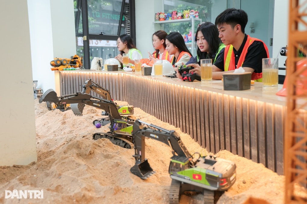 Hà Nội: Quán cà phê công trường, khách đến lái máy xúc, xe ben - 1 Hà Nội: Quán cà phê công trường, khách đến lái máy xúc, xe ben - 1