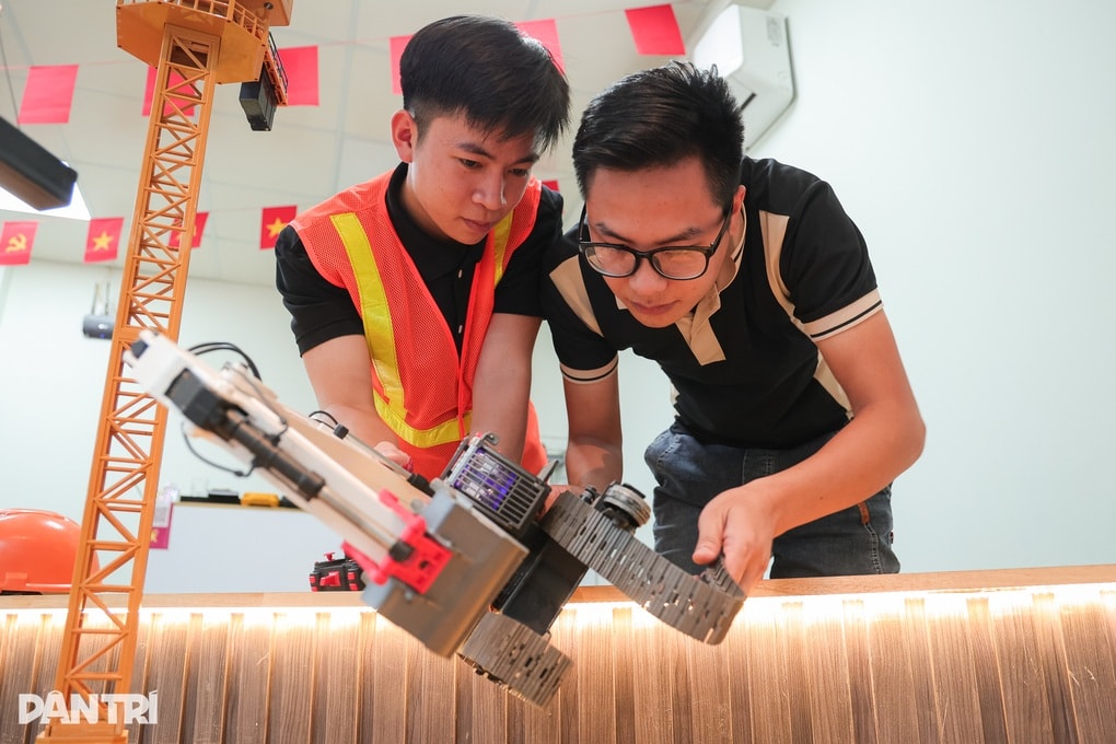 Hà Nội: Quán cà phê công trường, khách đến lái máy xúc, xe ben - 2 Hà Nội: Quán cà phê công trường, khách đến lái máy xúc, xe ben - 2