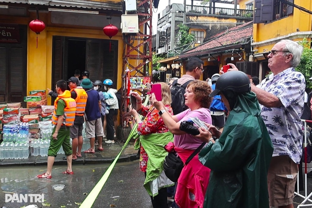 Nước lũ dâng cao ở Hội An, người dân mệt mỏi, du khách lội nước chụp ảnh - 2