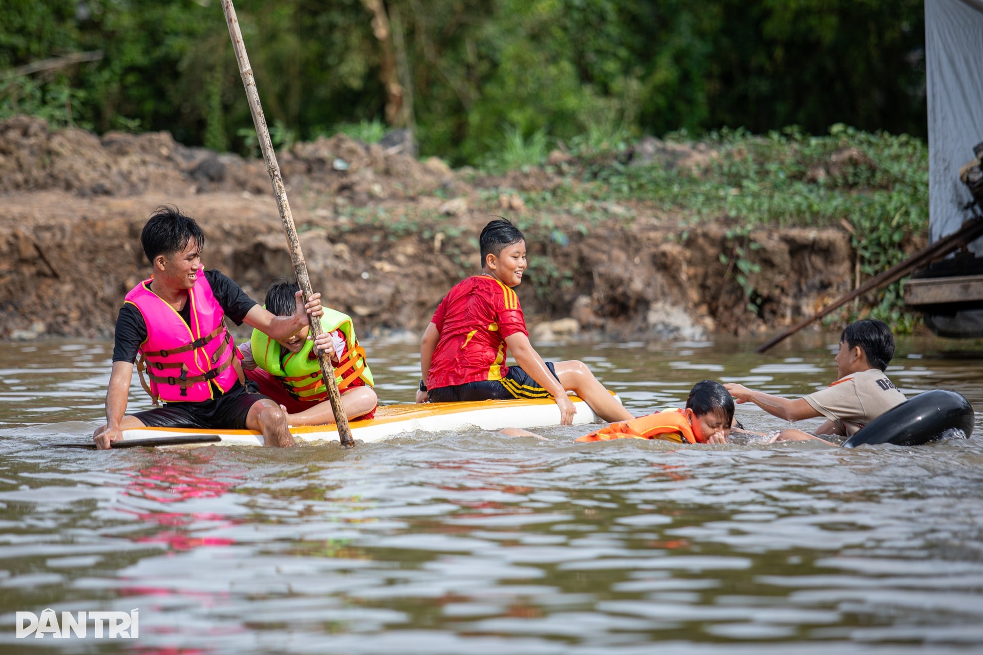 Đặc sản tắm đồng mùa nước nổi của người miền Tây - 11 Đặc sản tắm đồng mùa nước nổi của người miền Tây - 11