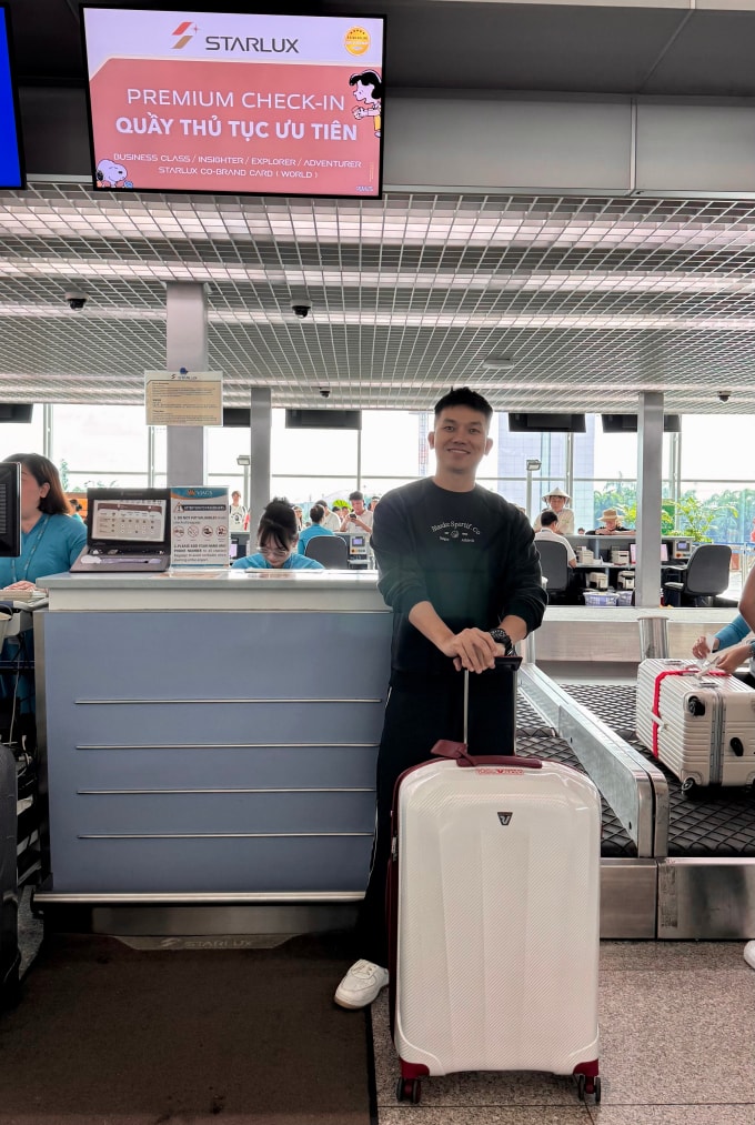 Anh Đạt check-in tại sân bay trong một chuyến công tác. Ảnh: NVCC