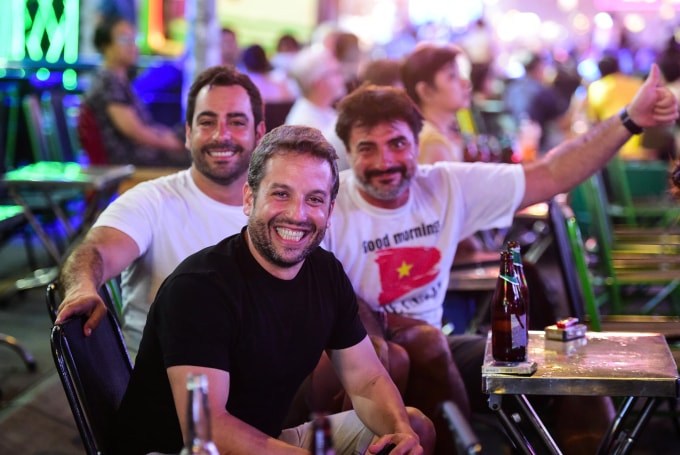 Khách nước ngoài vui chơi ở phố Bùi Viện. Ảnh: Trần Quỳnh