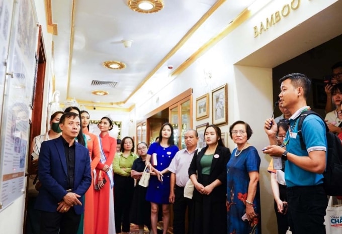 Du khách nghe thuyết minh về lịch sử của khách sạn Continental Sài Gòn. Ảnh: Vietluxtour