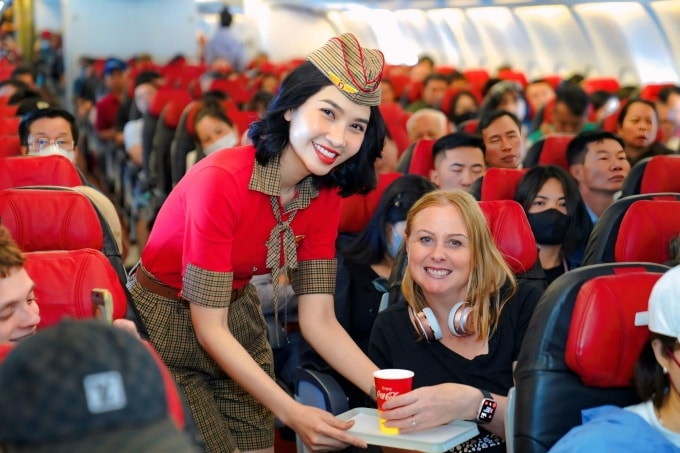 Tiếp viên Vietjet phục vụ nước uống cho khách bay. Ảnh: Tài Nguyễn