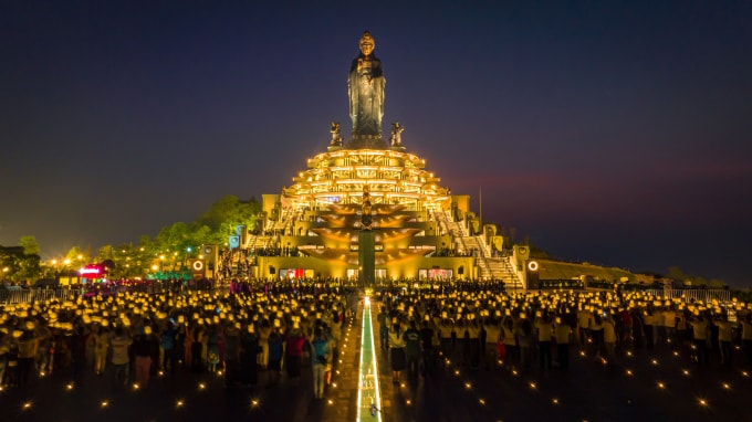 Hàng nghìn ánh đèn hoa đăng được thắp sáng suốt mỗi đêm lễ. Ảnh: Nguyễn Minh Tú