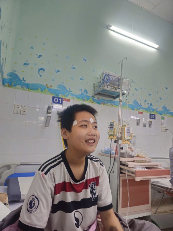 Cháu Trần Huy Vũ trong đợt điều trị đầu tiên ở TP HCM, tháng 7/2025. Ảnh: Nhân vật cung cấp