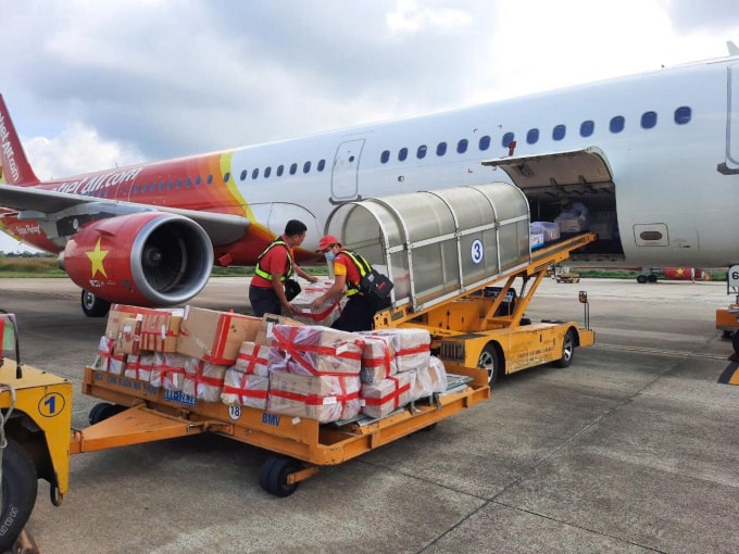 Các kiện hàng cứu trợ được Vietjet vận chuyển miễn phí. Ảnh: Tài Nguyễn