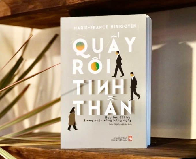 Tác phẩm Quấy rối tinh thần - Bạo lực đồi bại trong cuộc sống hàng ngày do Trần Chị Châu Hoàn dịch, Nhà xuất bản Phụ nữ Việt Nam ra mắt hôm 28/10. Ảnh: Nhà xuất bản cung cấp