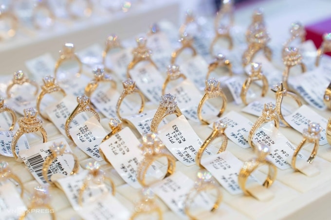 Vàng trang sức trưng bày tại cửa hàng. Ảnh: Hoàng Giang