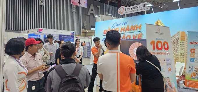 Đông đảo khách hàng tham gia các hoạt động tại gian hàng của đơn vị. Ảnh: Hanwha Life Việt Nam