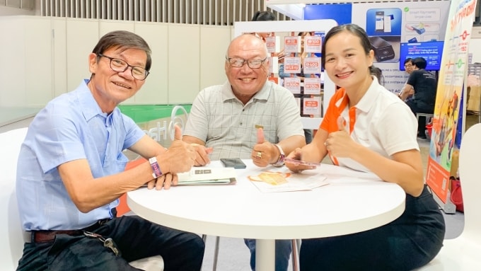 Khách hàng tìm hiểu các sản phẩm bảo hiểm phù hợp cho cá nhân và gia đình. Ảnh: Hanwha Life Việt Nam