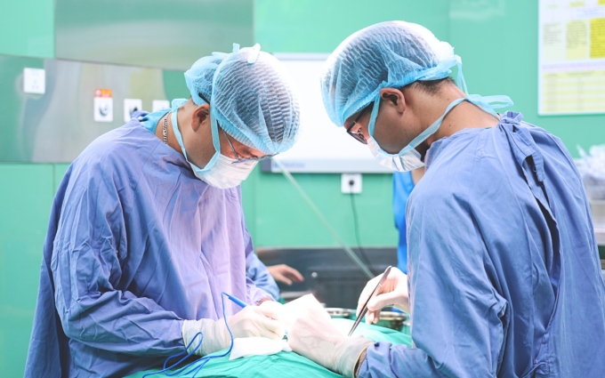 Ca phẫu thuật cho bé Hữu Thành kéo dài gần ba tiếng. Ảnh: BVĐK Hồng Ngọc