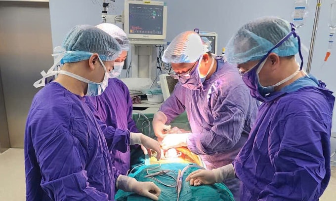Các bác sĩ phẫu thuật cho bệnh nhân. Ảnh: Bệnh viện cung cấp