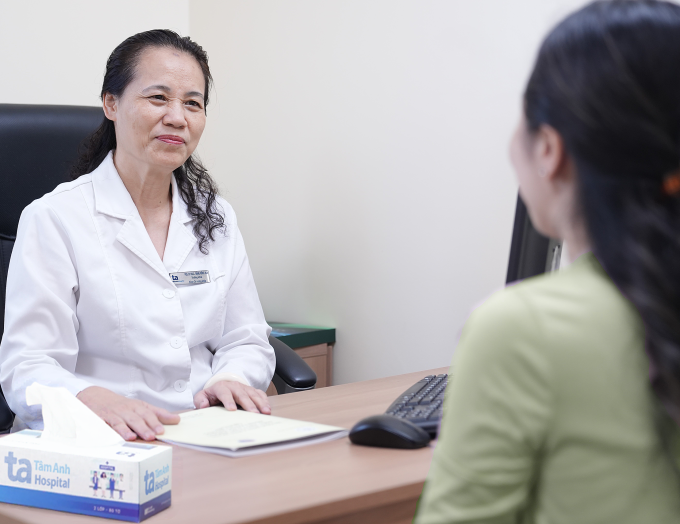 Bác sĩ tư vấn cho bệnh nhân lupus ban đỏ. Ảnh: Bệnh viện Đa khoa Tâm Anh