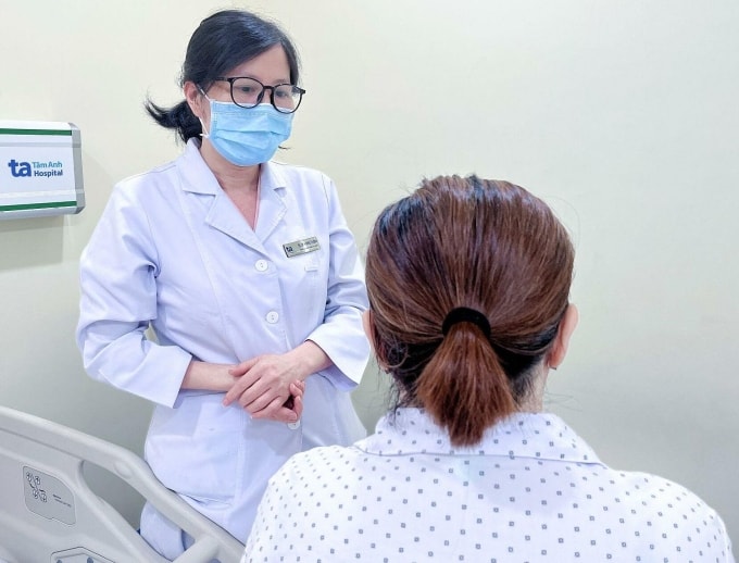 Bác sĩ Bình căn dặn bệnh nhân chế độ ăn uống, sinh hoạt sau xuất viện. Ảnh: Hạ Vũ