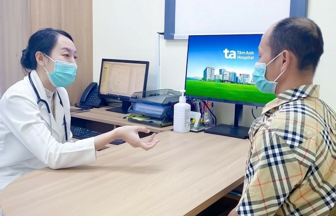 Bác sĩ Vân tư vấn cho anh Vũ khi tái khám. Ảnh: Bệnh viện Đa khoa Tâm Anh