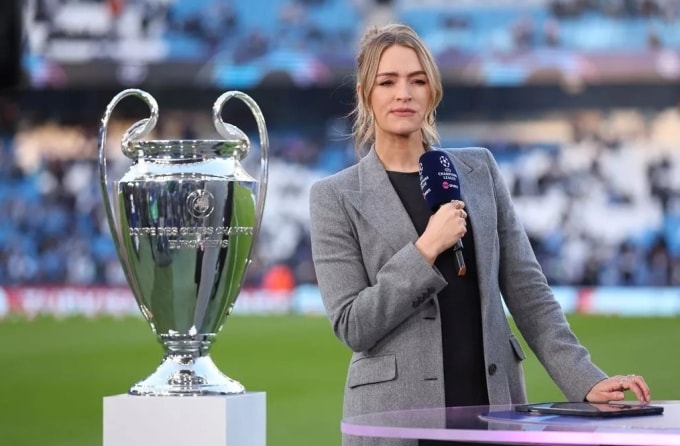 Laura Woods, người dẫn chương trình của TNT, đứng cạnh chiếc Cup Champions League trước trận lượt về tứ kết giữa Man City và Real Madrid tại sân vận động Etihad, Manchester, Anh ngày 17/4/2024. Ảnh: Danehouse