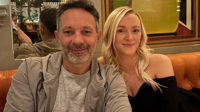 Rhodri cầu hôn bạn gái Victoria Phillips sau hơn một năm hẹn hò. Ảnh: Sun