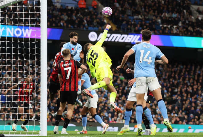 Tình huống Gianluigi Donnarumma (áo vàng) đấm bóng lỗi để Tyler Adams ghi bàn, trong trận Man City thắng Bournemouth 3-1 trên sân Etihad, thành phố Manchester, Vương quốc Anh tối 2/11/2025. Ảnh: Guardian