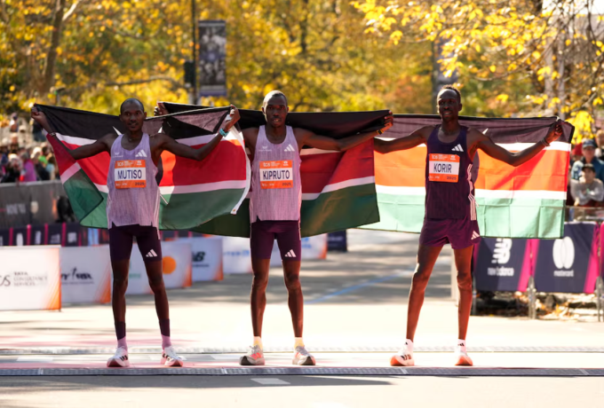 Ba VĐV Kenya về nhất New York City Marathon 2025 ngày 2/11. Ảnh: Reuters
