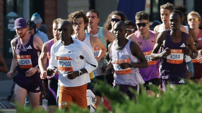 Eliud Kipchoge mặc áo dài tay của Nike khi thi đấu tại New York Marathon 2025 ngày 2/11. Ảnh: Reuters