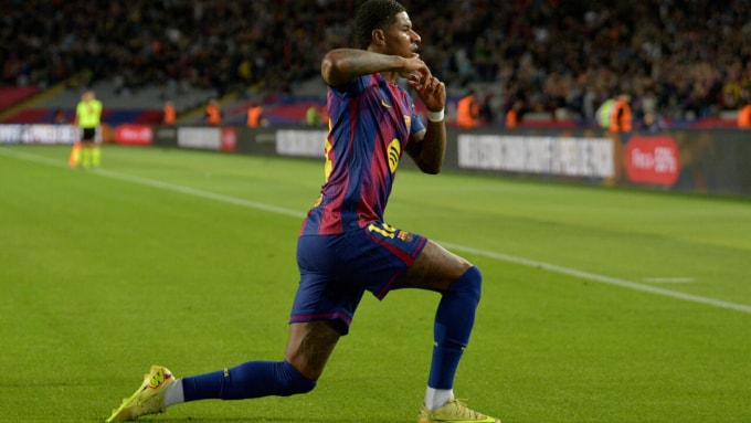 Rashford mừng bàn trong trận Barca 3-1 Elche ở vòng 11 La Liga tối 2/11. Ảnh: AFP