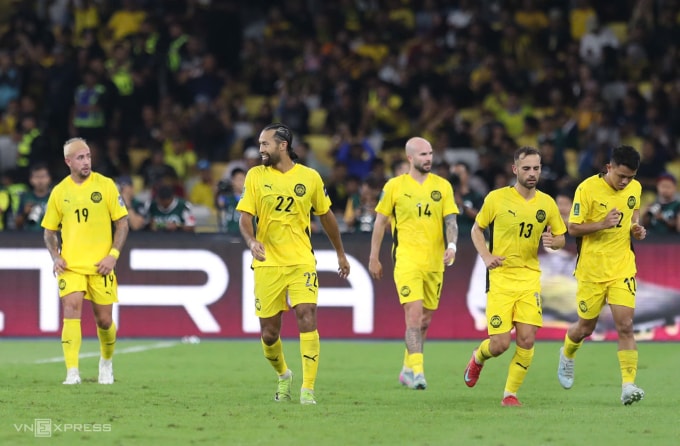 Rodrigo Holgado (số 19), Joao Figueireido (14) và Hector Hevel thi đấu trong trận Malaysia thắng Việt Nam 4-0 ở lượt hai bảng F vòng loại cuối Asian Cup 2027, trên sân Bukit Jalil, Malaysia ngày 10/6/2025. Ảnh: Hai Tư