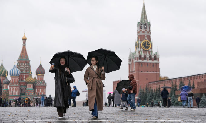 Người dân Nga đi bộ trên Quảng trường Đỏ ở thủ đô Moskva hôm 17/10. Ảnh: AP