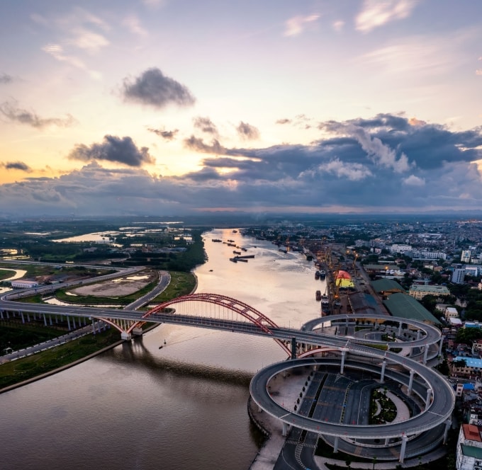 Cầu Hoàng Văn Thụ nối lõi trung tâm cũ với Thủy Nguyên là một trong những cây cầu hiện đại nhất thành phố cảng. Ảnh: iStock