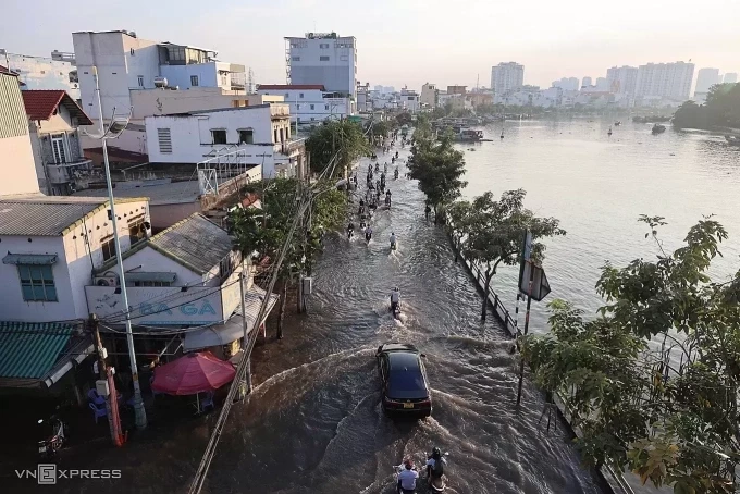Nước ngập trên đường Trần Xuân Soạn, quận 7 cũ do triều cường. Ảnh: Quỳnh Trần