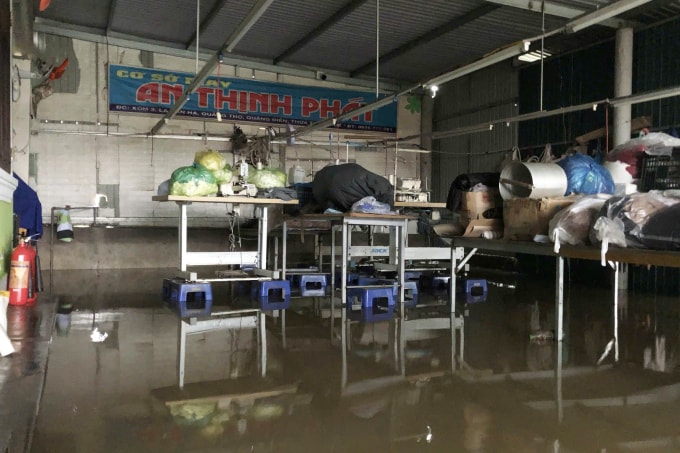 Nước lũ tràn vào cơ sở may của anh Việt chiều 2/11. Ảnh: Hữu Việt