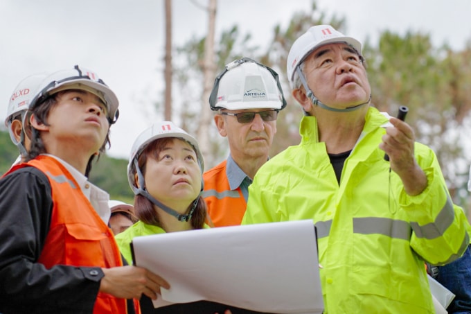 Ông cùng các nhân viên giám sát dự án. Ảnh: MP