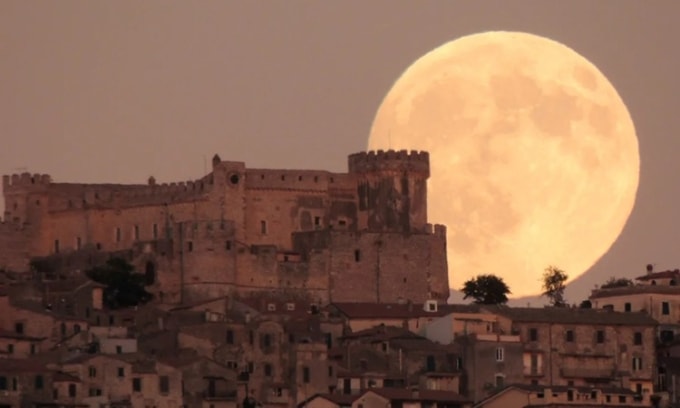 Siêu trăng mọc gần Rome, Italy hôm 6/10. Ảnh: Paolo Palma