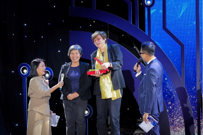 TS Katalin Karikó (giữa) hội ngộ người bạn Việt Nam cùng thời đại học tại Hungary trong sự kiện Giao lưu Chủ nhân Giải thưởng VinFuture đầu năm 2022. Ảnh: VFP