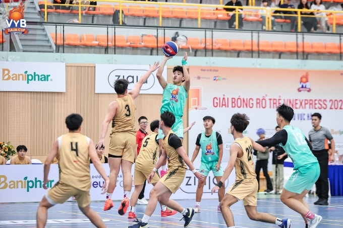 Vinschool Times City (áo vàng) có thể hình vượt trội hơn so với Nguyễn Bỉnh Khiêm. Ảnh: VYB