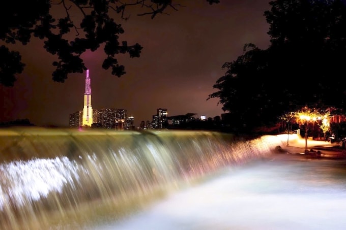 Nước sông Sài Gòn tràn qua bờ kè khu Thanh Đa khiến nhiều hộ dân ngập sâu trong đợt triều cường ngày 24/10. Ảnh: Đức Đồng