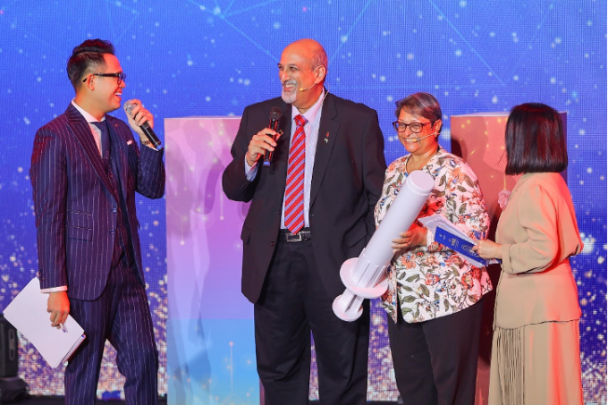 GS Salim Abdool Karim và GS Quarraisha Abdool Karim (giữa) chia sẻ về công trình nghiên cứu giúp ngăn nguy cơ lây nhiễm HIV, giảm gánh nặng bệnh AIDS, trong sự kiện tại Trường Đại học VinUni vào đầu năm 2022. Ảnh: VFP.