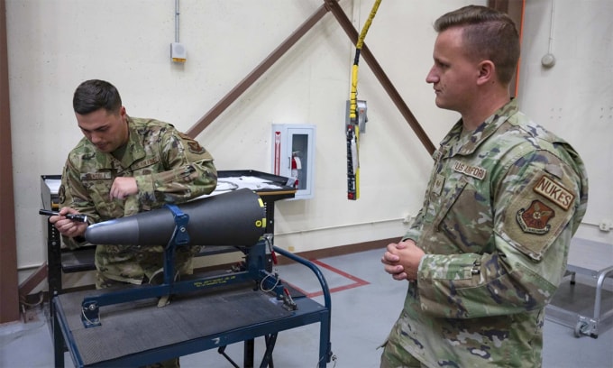 Binh sĩ Mỹ thực hành khoa mục kiểm tra đầu đạn hạt nhân tại căn cứ Warren, bang Wyoming, Mỹ tháng 9/2023. Ảnh: AP