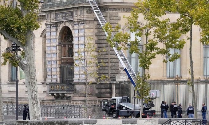 Xe thang nâng bị bỏ lại bên ngoài bảo tàng Louvre, Paris, Pháp ngày 19/10. Ảnh: AP