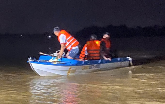 Lực lượng chức hộ đưa những người mặc kẹt vào bờ. Ảnh: Công an tỉnh Quảng Trị